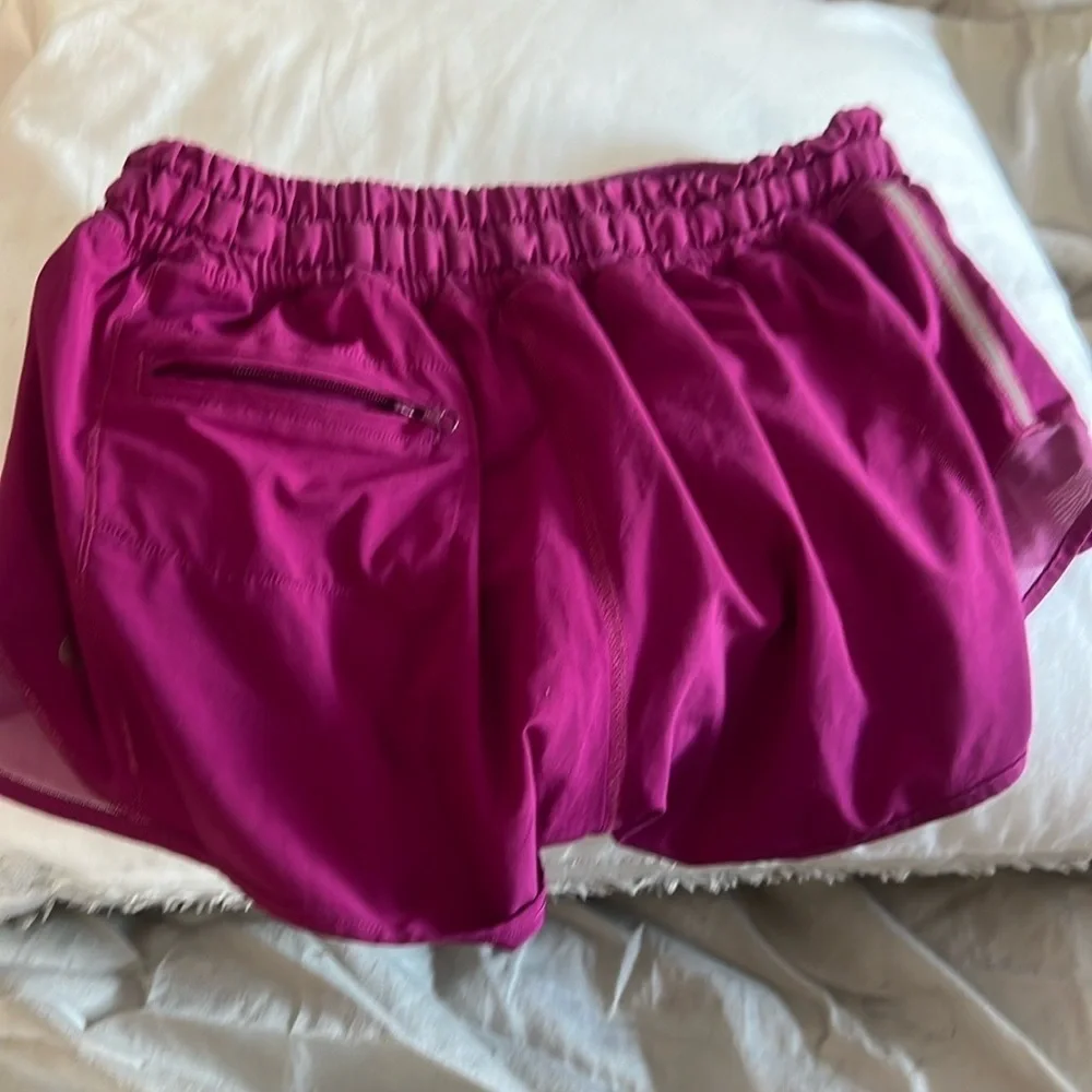 Lululemon hottie hots size 6 inseam 4’ in raspberry